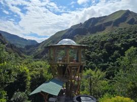 Colibamboo The Tower hermosa torre con jaccuzi rodeada de naturaleza, hotel en Pacho