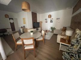 Casa a seis cuadras de la playa, hotel i Ciudad de la Costa