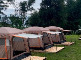 Dewi Camp - The Valley House Ci Dwi Resort, Hotel in Cicadas
