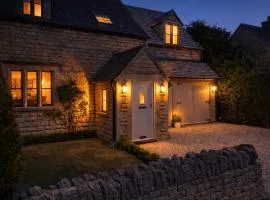 Large Stylish Luxury Cotswold Cottage - ideal for families, w/ EV charging