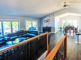 Amazing Lakefront cottage on Paradise Lake, Hotel in Haliburton