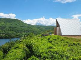 Cedar Peak - Design-Forward Barrier-Free Chalet, hotel em Grand-Etang