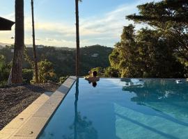 Luxury Mountain Chalet with Heated Pool，Mariana的飯店