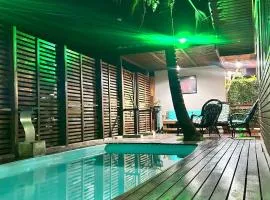 Chalé com PISCINA Privativa, com 2 QUARTOS, ESTACIONAMENTO em Condomínio com PORTARIA 24h, Sauna, Quadras, 3 PISCINAS no condomínio, Pesca e Parquinho Infantil - SmarTV na sala de estar, TV na área CHURRASQUEIRA, Wi-Fi e Cozinha Completa