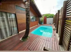 Chalé com PISCINA Privativa, com 2 QUARTOS, ESTACIONAMENTO em Condomínio com PORTARIA 24h, Sauna, Quadras, 3 PISCINAS no condomínio, Pesca e Parquinho Infantil - SmarTV na sala de estar, TV na área CHURRASQUEIRA, Wi-Fi e Cozinha Completa