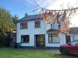 Leixlip 4-Bed Home Sleeps 6 Ideal for Groups