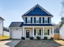 4 Mi to Kings Mountain Quiet Getaway with Yard!, hotel a Bessemer City