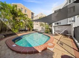 Spacious 3 Bedroom Delight - Shops & Beaches ZG1