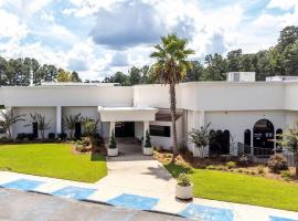 Cottonwood Suites Savannah Hotel & Conference Center, hótel í Savannah