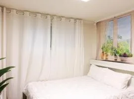 신촌거리 1분이내에 위치한 숙소 #Sinchon Station #K-pop #BTS