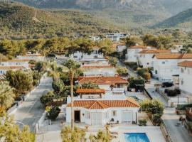 Private Bungalow with private pool and parking in Alsancak Kyrenia North Cyprus, hôtel à Phikardhou