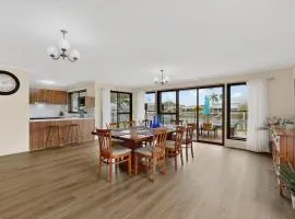 4B Canal-Style Living Newport