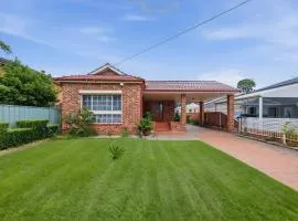 Spacious 4BR Home Near Sefton Station
