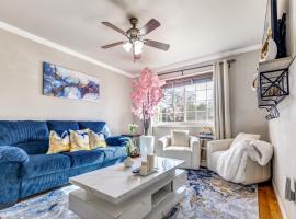 The Homestead Luxury Cozy 2BR Apartment in Nacogdoches Near SFA University and Downtown Pet Friendly Business Ready Extended Stays Welcome with Self Check In High Speed WiFi Full Kitchen In Unit Laundry Private Parking and Quiet Comfort, khách sạn ở Nacogdoches