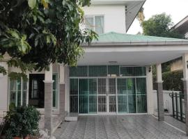 Charming 3-Bedroom House with Pool Near Lat Krabang Airport, khách sạn ở Min Buri