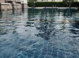 Charming Guest Room in Secure Residential Area Near Lat Krabang, hotelli kohteessa Min Buri