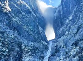 Tianmen Summit Hotel-Near the LiShui River-Free pick-up، فندق في تشانغجياجيه