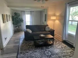 Cozy Farmhouse Near Dntwn, Airport, IU Hospital