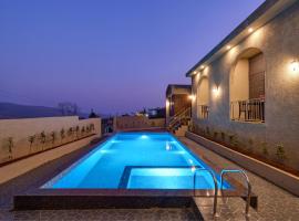 Breeze Resort Panhala , Swimming Pool, Just 5 Minutes From Panhala!، فندق في Panhāla