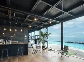 Yokosuka Sky Grey -横須賀のビーチフロントベース-