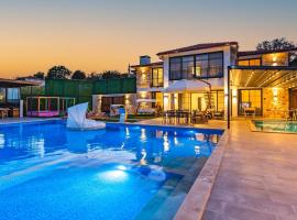 Kaş 5 bedroom Luxury villa with private pool hot tub โรงแรมในคาช
