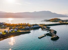 Camp Solbergfjord - Modern sea lodges, hotel u gradu Dyrøya