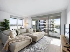 Stunning SubPenthouse - River, Mt & City Views