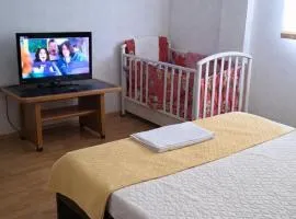 Apartament 70mp 3 camere 4 paturi acces pentru 7 persoane