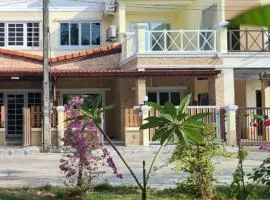 COMFORTABLE RENOVATED TownHouse4 2BR MonkeyHill