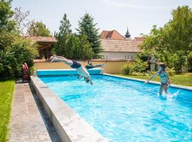 Winzerhof Familie Bogner, hotel with pools in Rohrendorf bei Krems