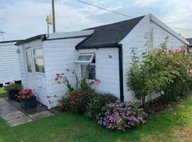 Cosy chalet by the sea