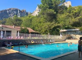 Camping de la Vallée Heureuse, hotel a Orgon