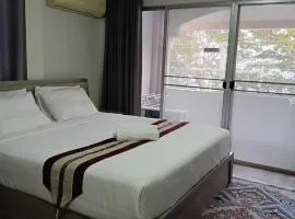 Beachfront Hotel Cha Am