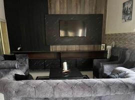 Sendou Cabano Villa Sleeps 6 with Parking, hotel din Siendou