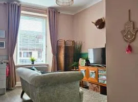 The Ferns - Modern Apartment With Parking & Shared Garden