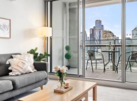 Modern Docklands 2B1B APT - City View , Pool, Gym, Free Parking, hotel i Melbourne