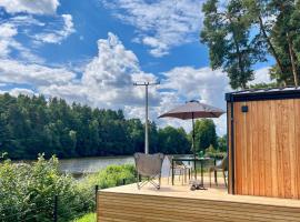 Tinyhouse Seeträumchen direkt am See mit Terrasse für 4 โรงแรมในBodenwöhr