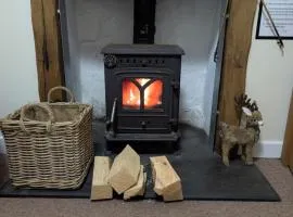 Synod Farm Cottage, 5 Person Hot Tub, Pets Welcome