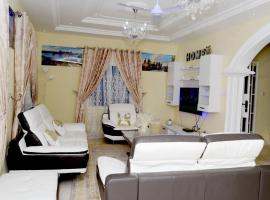Janhas Senegambia Villa rental 3 with free wi-fi، فندق في سيريكوندا