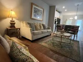Cozy 2BR Townhome with Parking Near Valdosta Hotspots