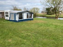 Mietwohnwagen S1 am Flussufer โรงแรมในWienhausen