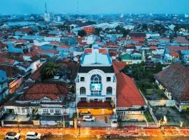 Front One Hotel Mesir Surabaya