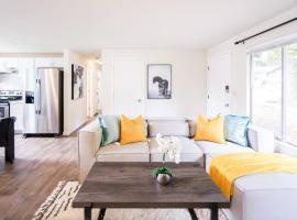 Beautiful Light-filled Farmhouse w swing & slide, hotell sihtkohas Bothell