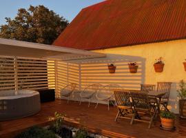 Gårdshus med jacuzzi på Österlen, viešbutis mieste Hammenhög