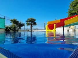 Luxury Family Villa with Private Pool & Slide, hotel em Gemlik