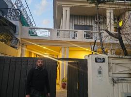 Ambassador Suites, hotel a Dargai