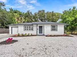 Coastal Cottage Escape Near Siesta Key Beach with Hot Tub - GRAND OPENING