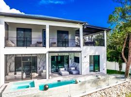 Luxury 5bd 5ba heated Pool, 5 Min to Beach & 5th ave, viešbutis mieste Neiplsas