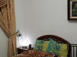 Chambre privée avec terrasse, hotell i Tunis