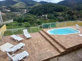 CASA BELA - a 350m do Centro de Miguel Pereira com piscina e churrasqueira 12 pessoas, хотел в Мигел Перейра